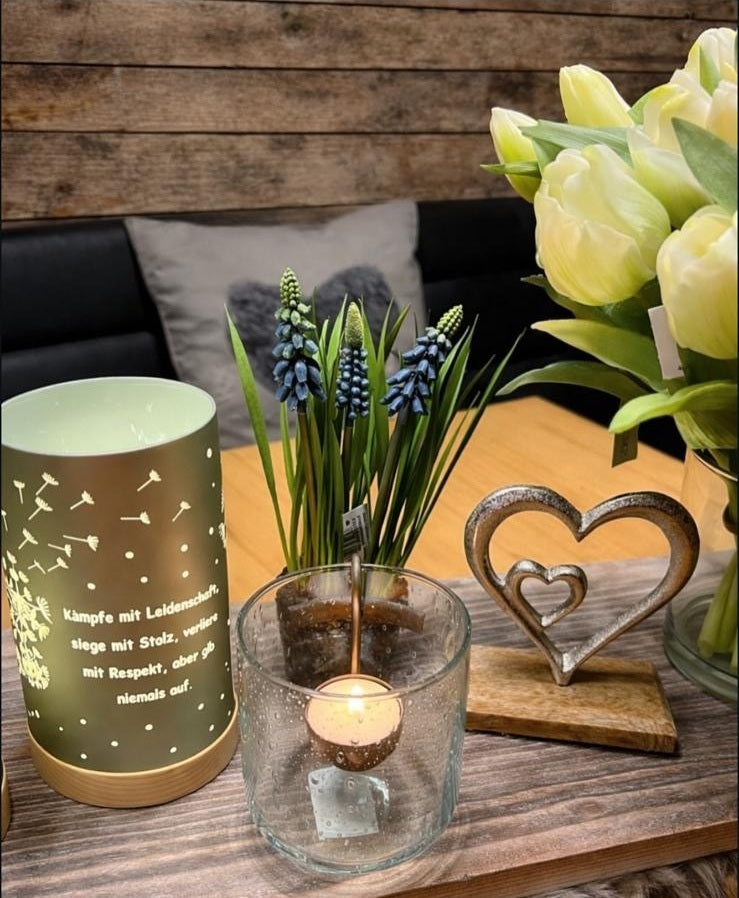 Herzfigur auf Holzsockel