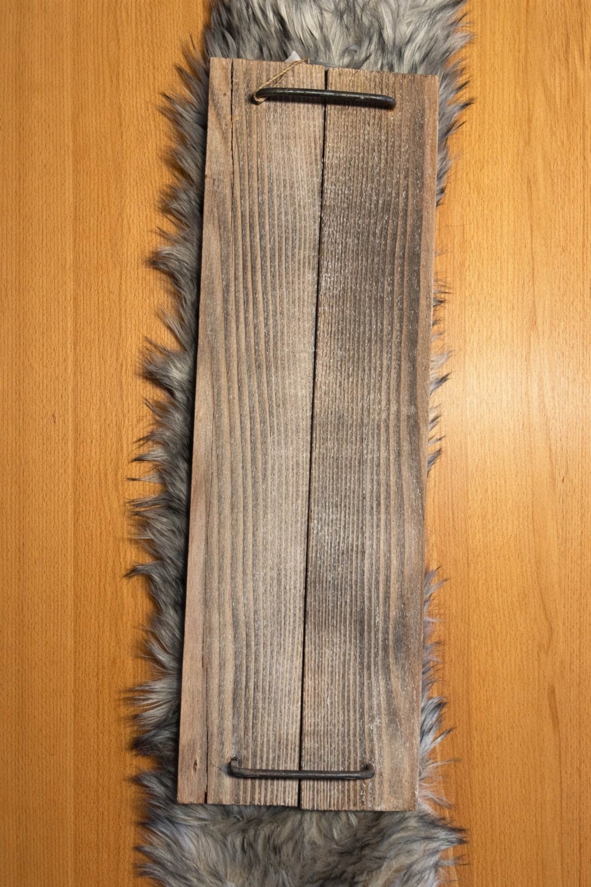 Holztablett mit Metallgriffen