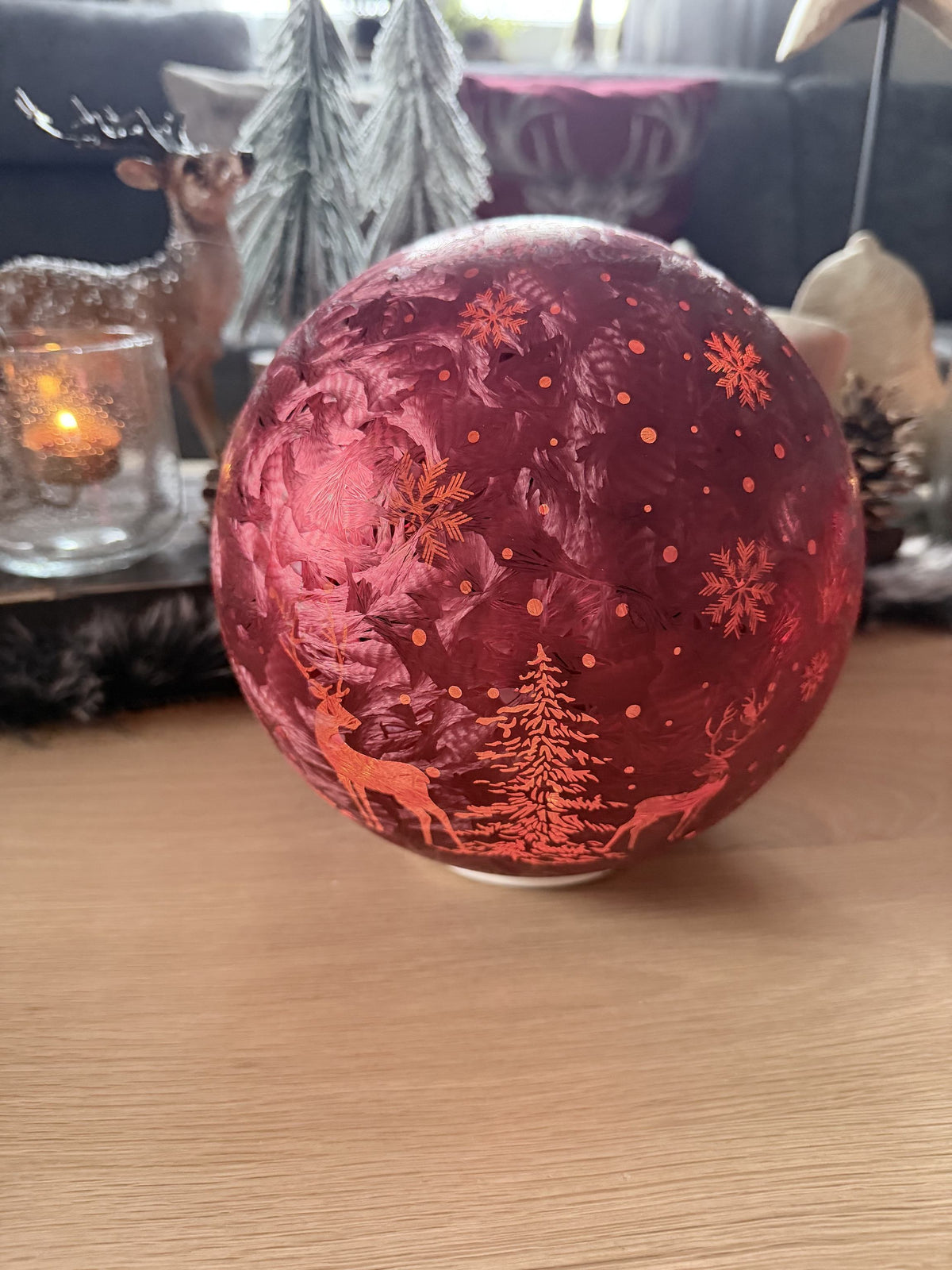 LED Drehkugel in Frosty Rot mit bezaubernden Leuchteffekt