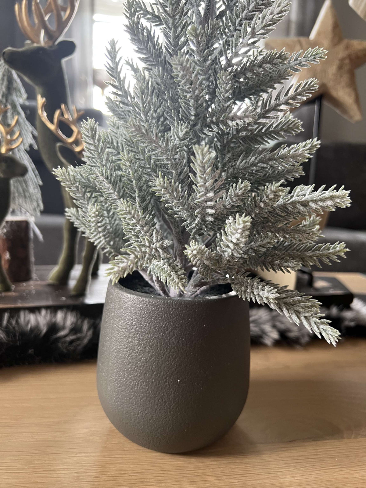 Künstlicher Wacholderbaum im Topf