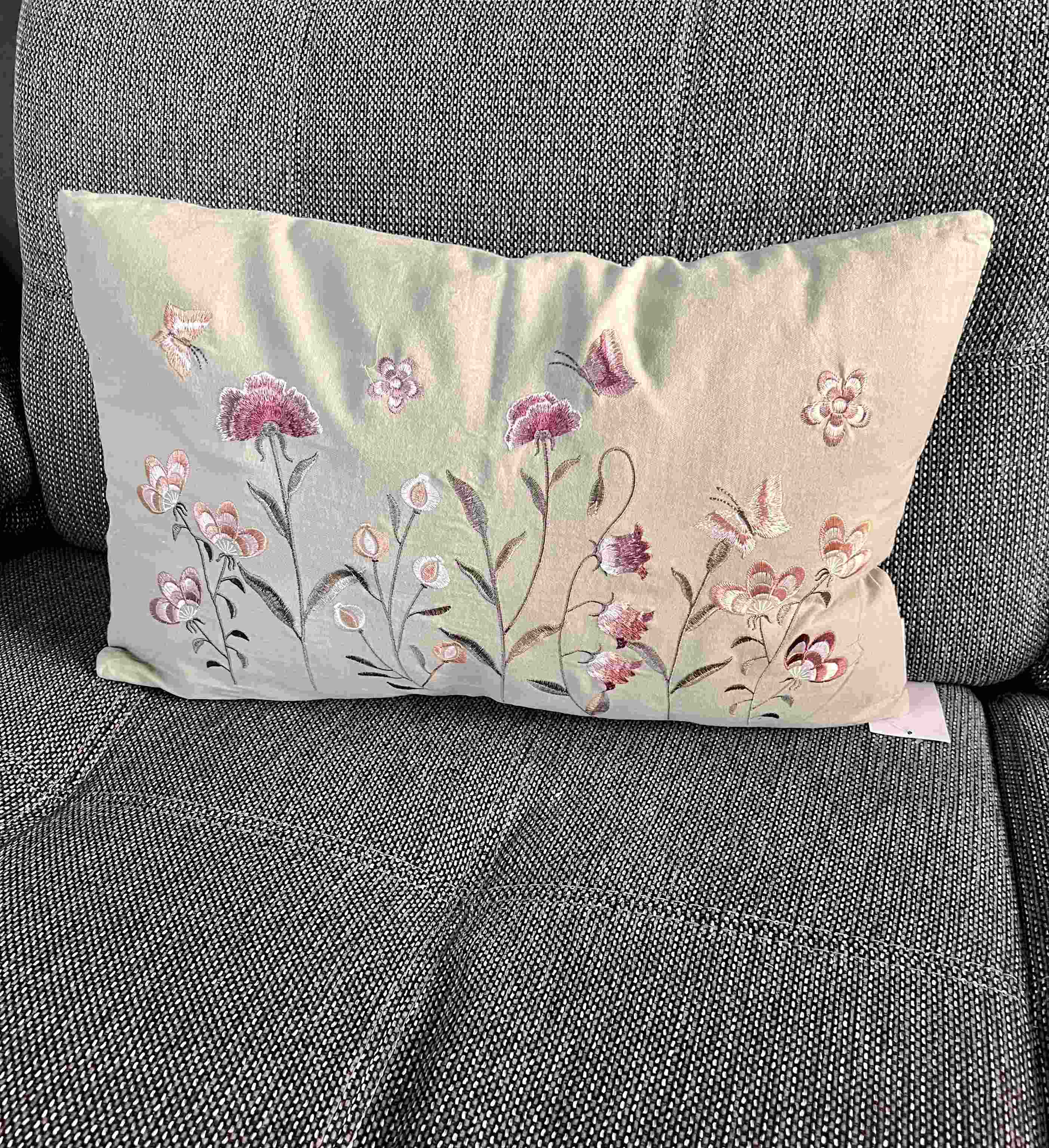 Kissen mit Blumenmotiv