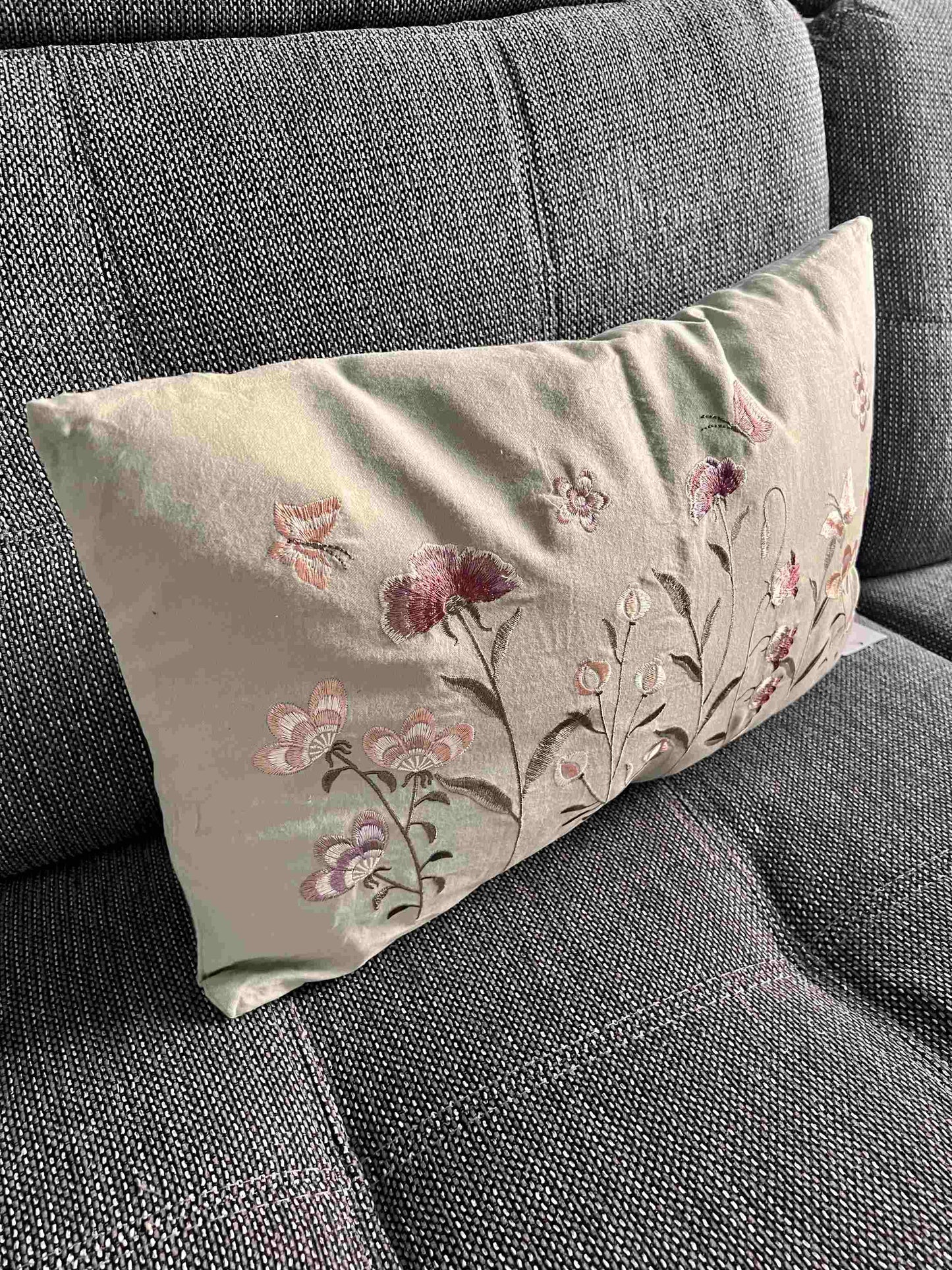 Kissen mit Blumenmotiv