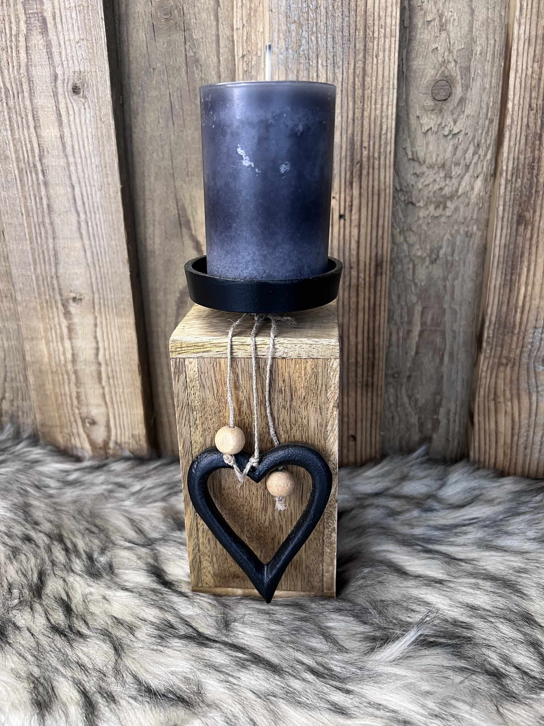 Kerzenhalter aus Mangoholz