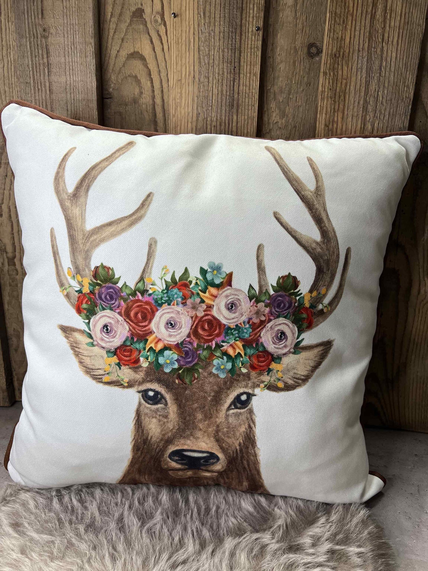 Kissen mit Hirsch und Blumen
