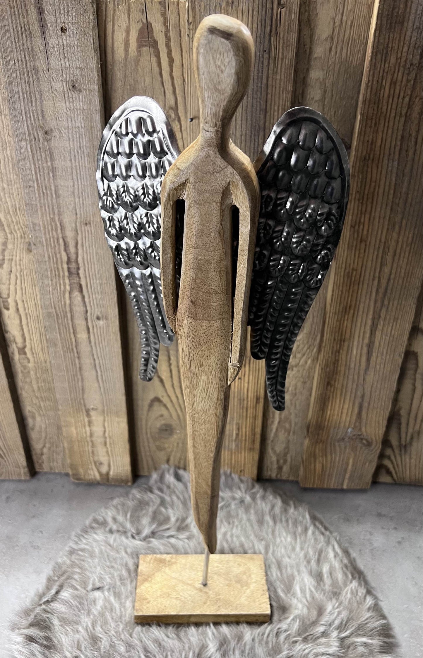 Engelsfigur aus Holz und Metall
