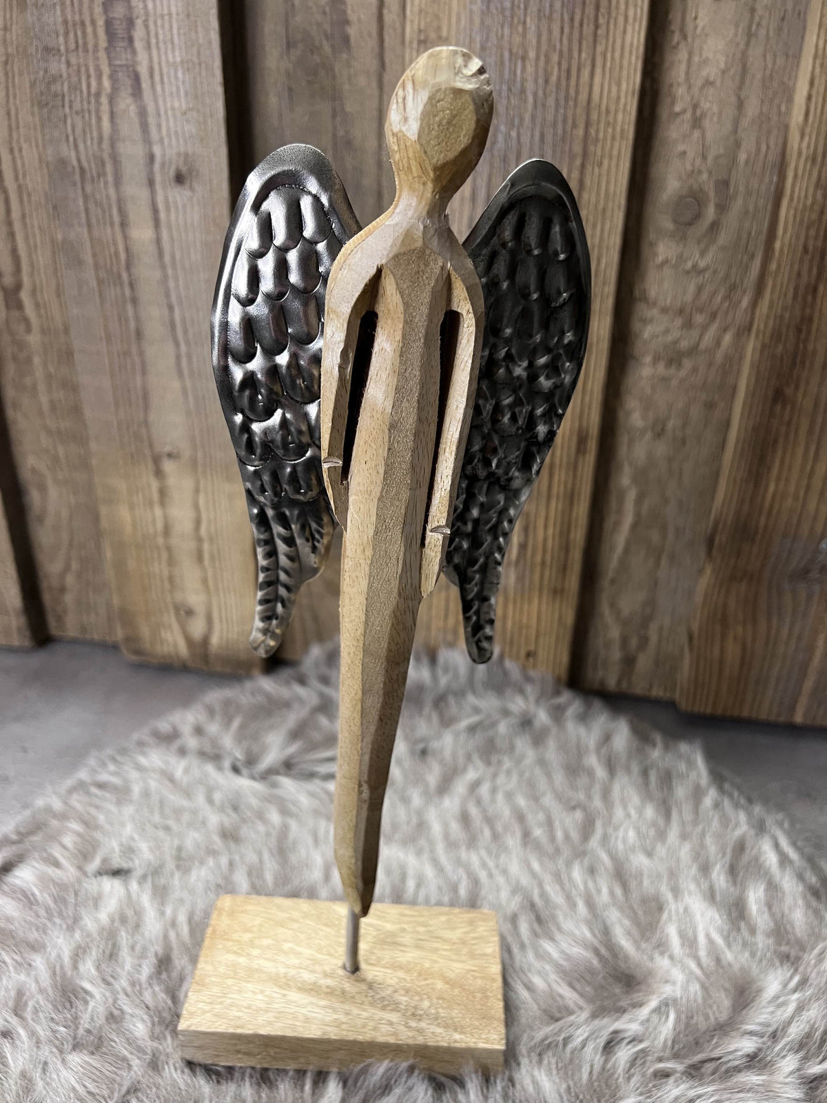 Engelsfigur aus Holz und Metall