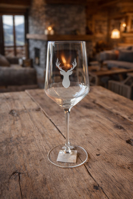 Weinglas mit Hirschmotiv
