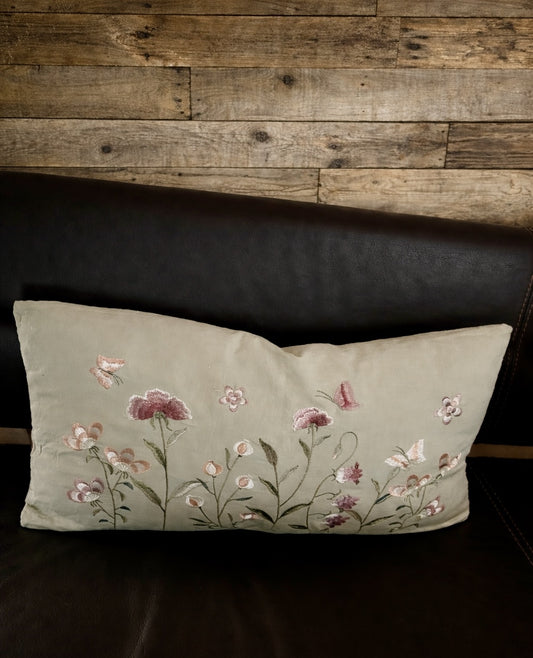 Kissen mit Blumenmotiv