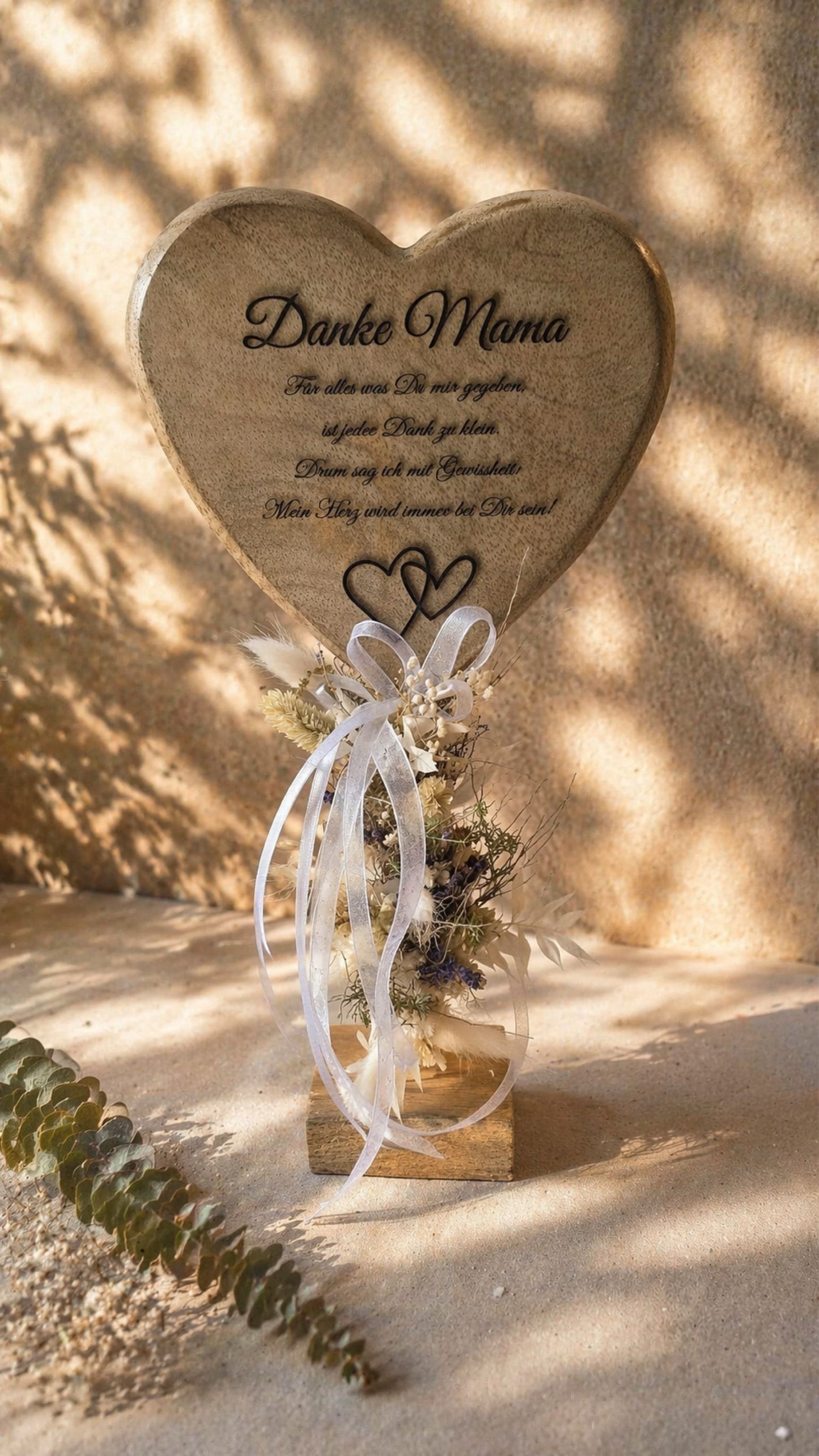 Holzherz am Stiel mit Muttertagsspruch und Trockenblumen