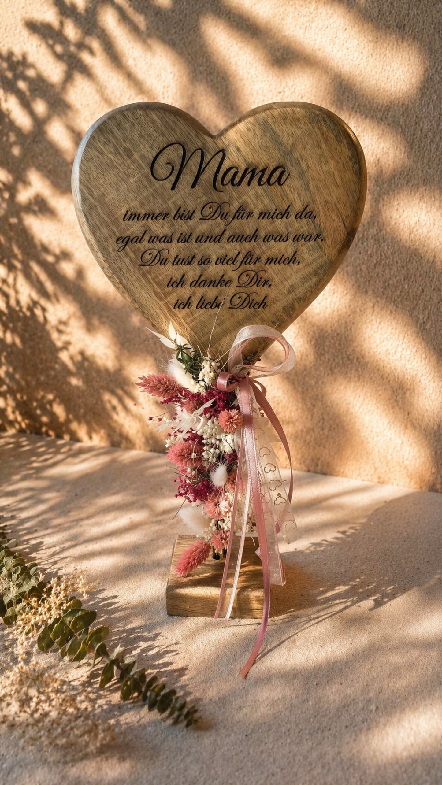 Holzherz am Stiel mit Muttertagsspruch und Trockenblumen