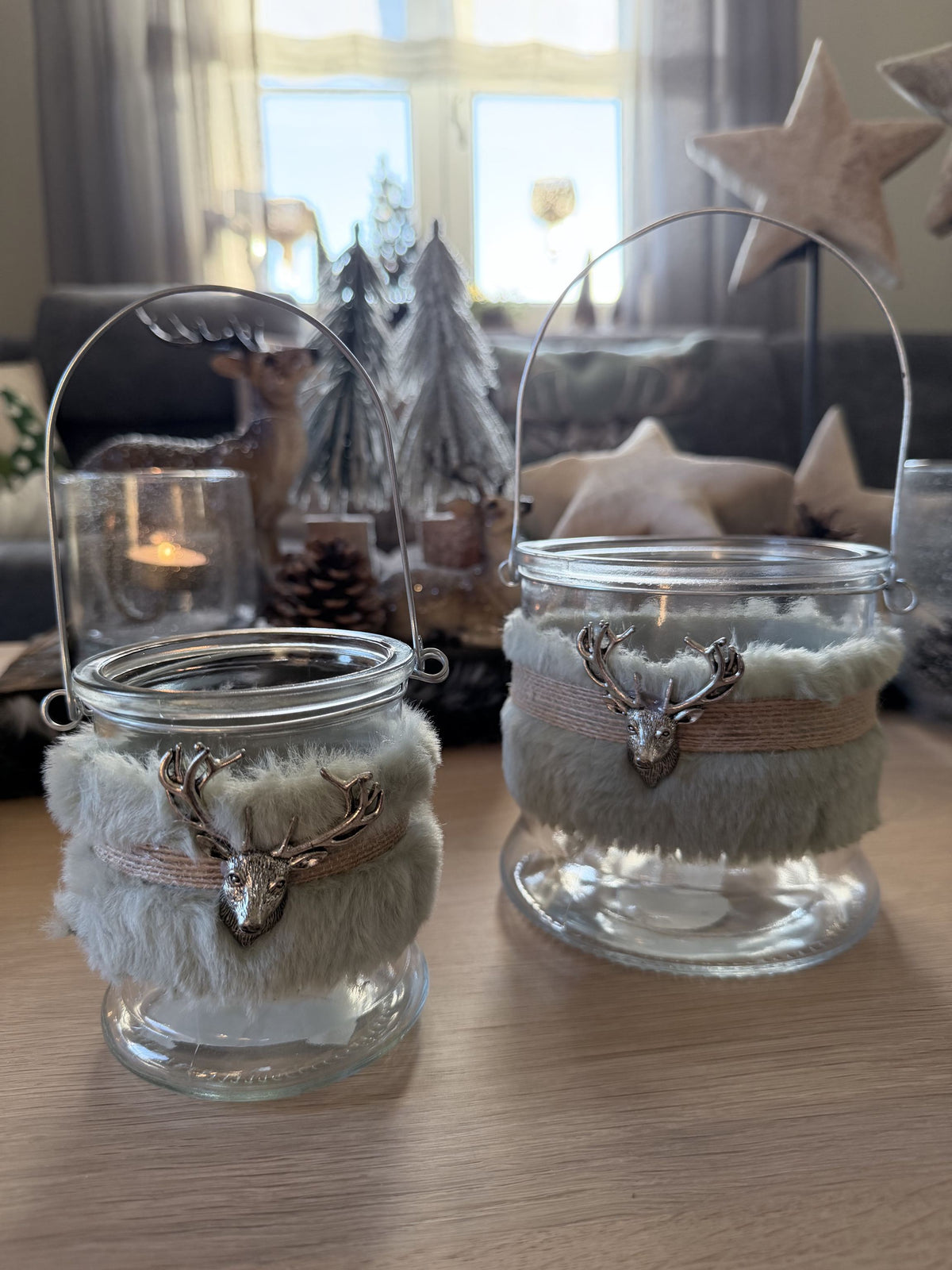 Windlicht mit Kunstfell und Metallhirsch mit Henkel