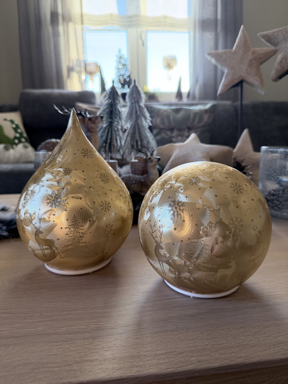 LED Drehkugel in Frosty Gold mit bezaubernden Leuchteffekt