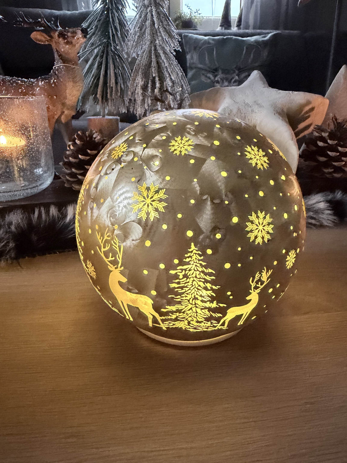 LED Drehkugel in Frosty Gold mit bezaubernden Leuchteffekt