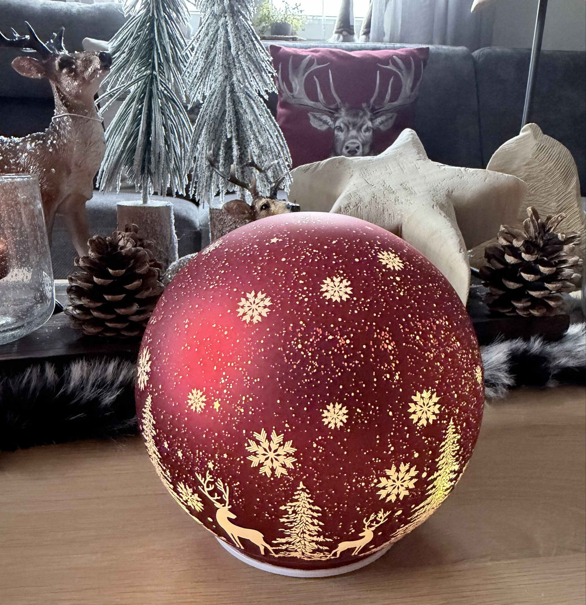 LED Drehkugel in Winterrot mit bezaubernden Leuchteffekt
