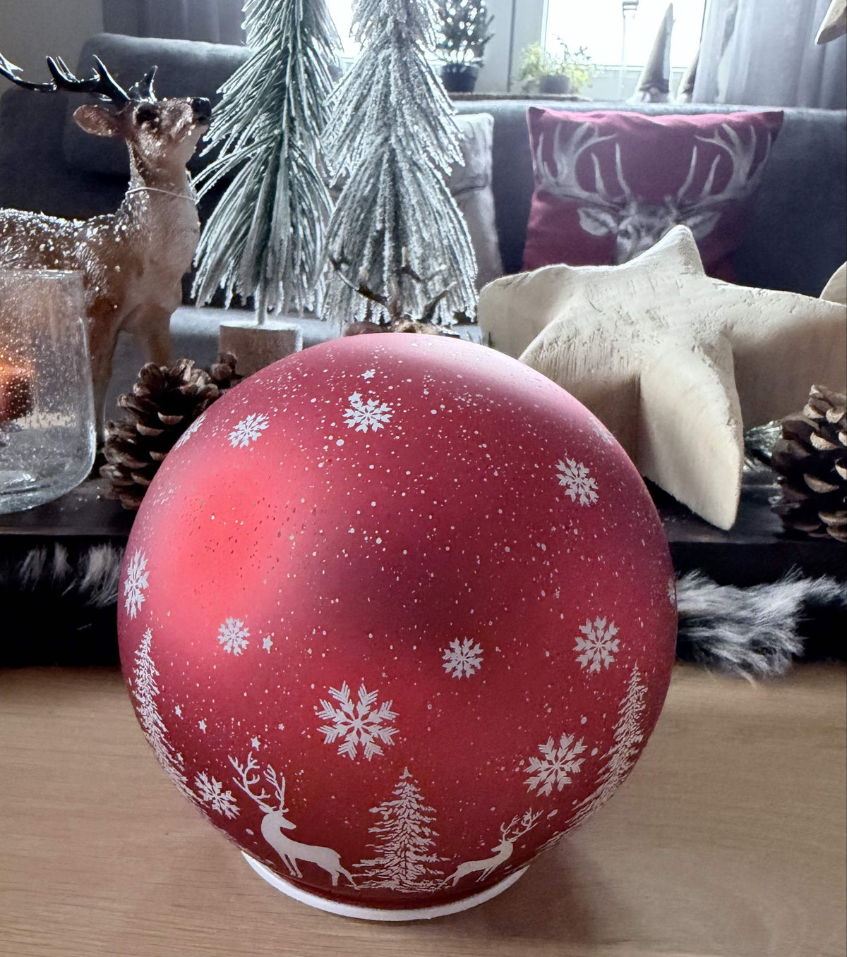 LED Drehkugel in Winterrot mit bezaubernden Leuchteffekt