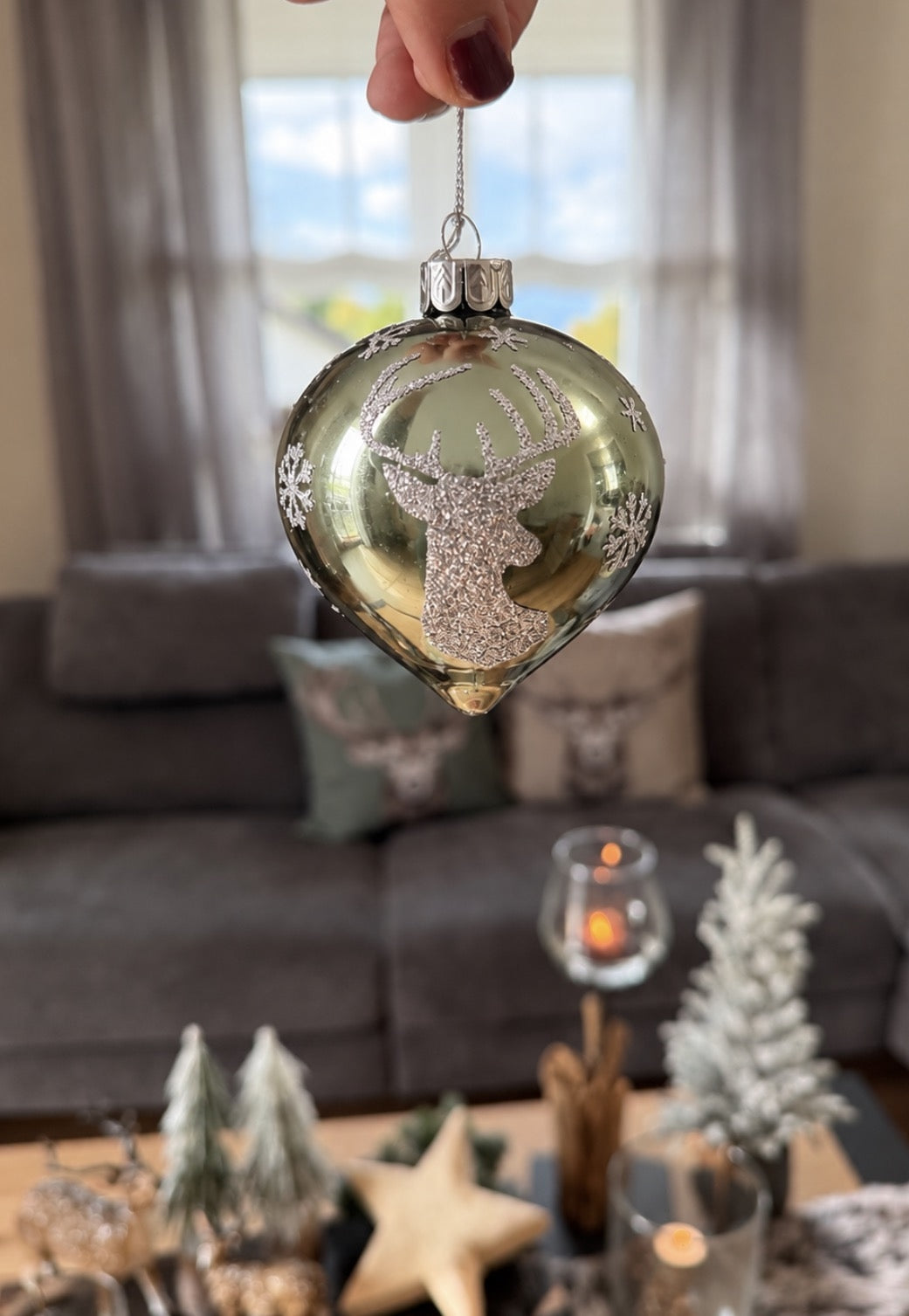 Christbaumanhänger mit Hirschmotiv zwiebelförmig