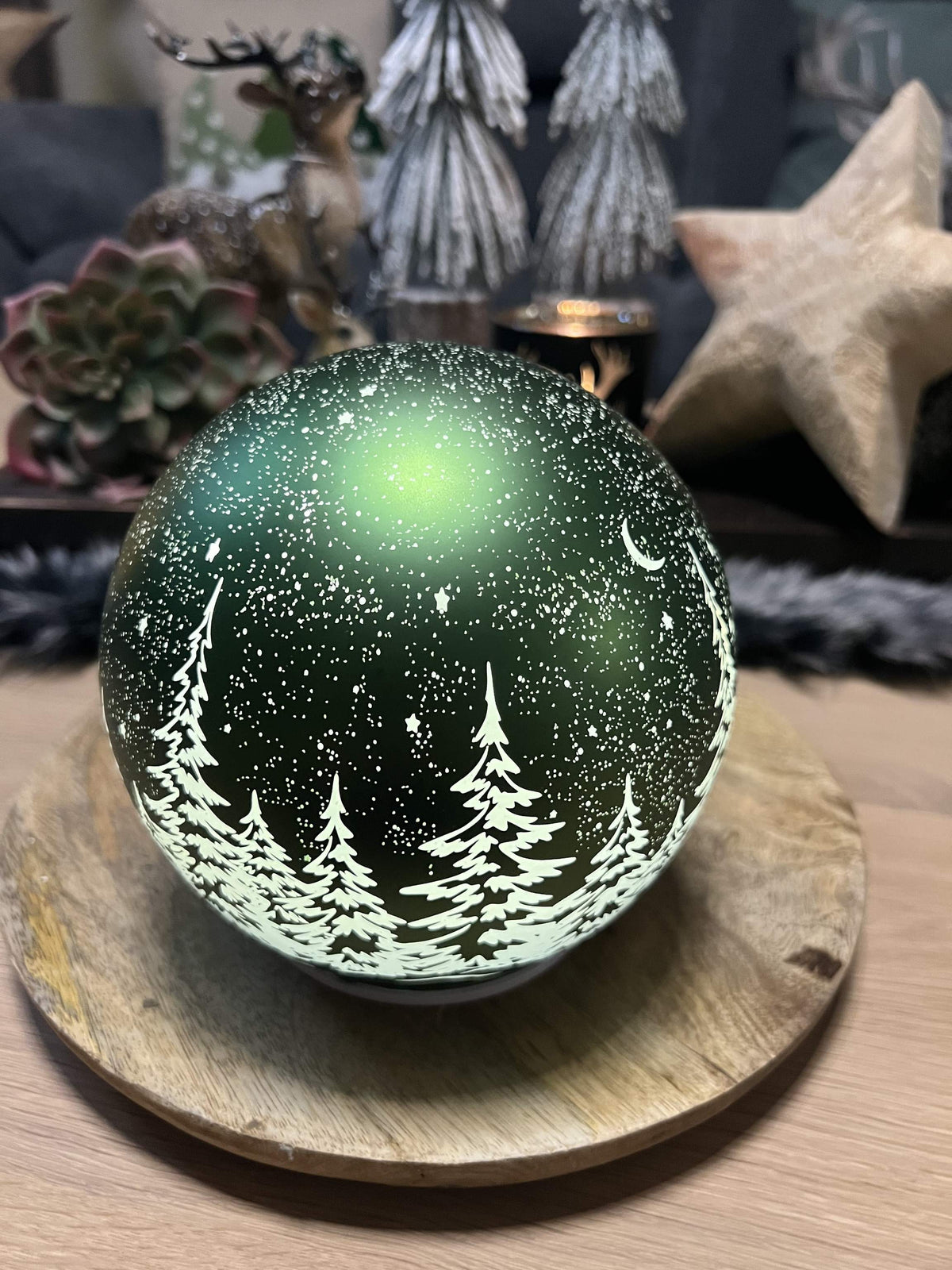 LED Drehkugel in Wintergrün mit bezaubernden Leuchteffekt