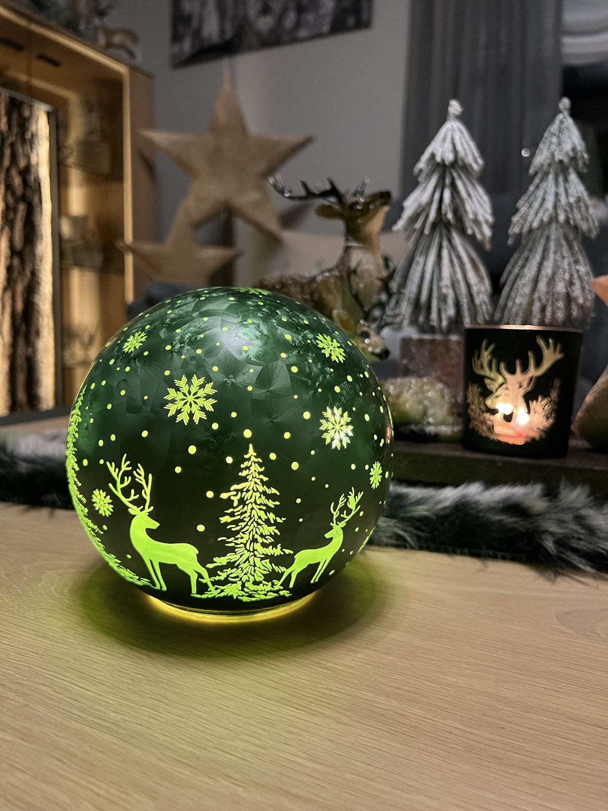 LED Dekokugel in Frosty Grün