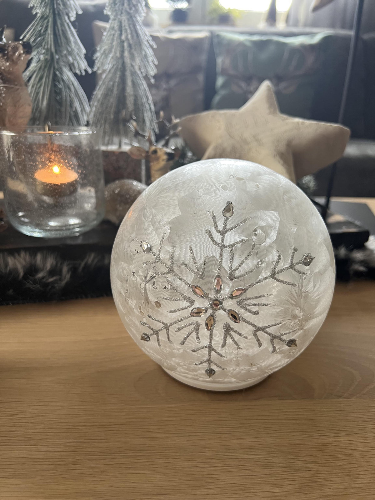LED Drehkugel in Eiskristallweiß mit bezaubernden Leuchteffekt