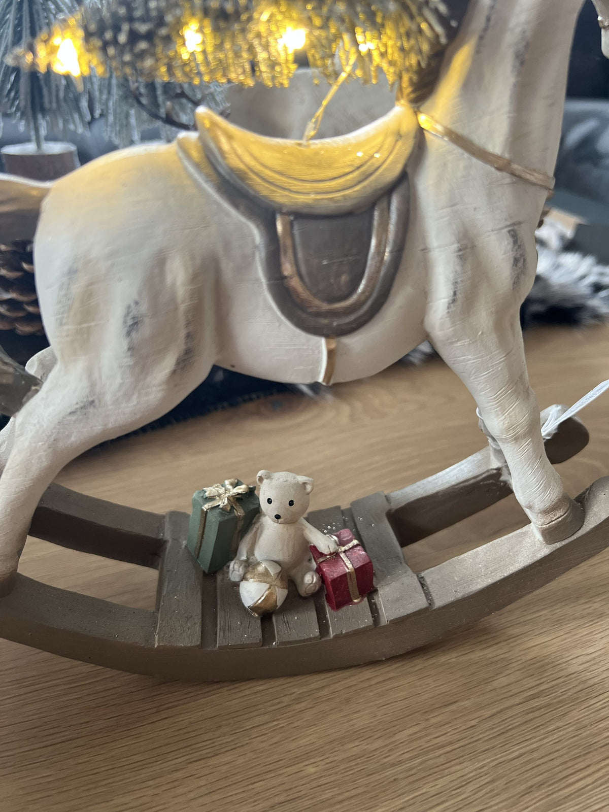Schaukelpferdfigur mit LED Licht