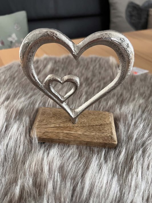 Herzfigur auf Holzsockel
