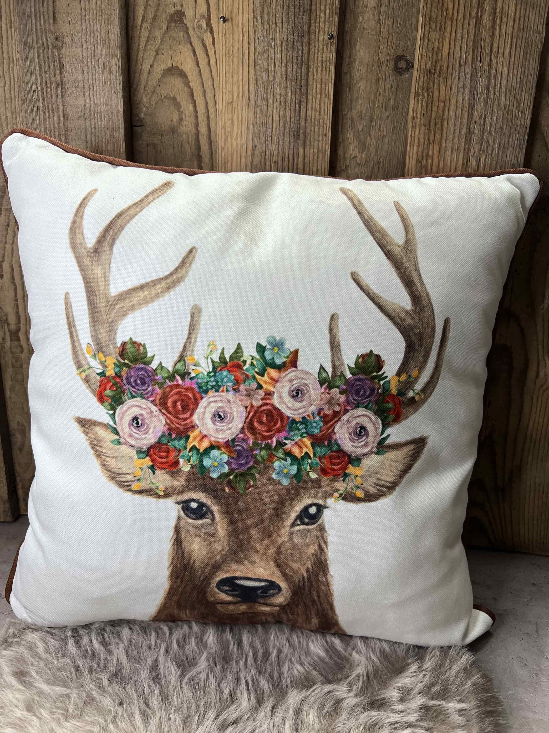 Kissen mit Hirsch und Blumen