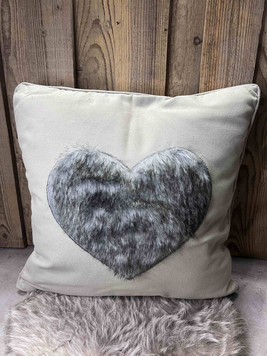 Kissen mit Herzmotiv