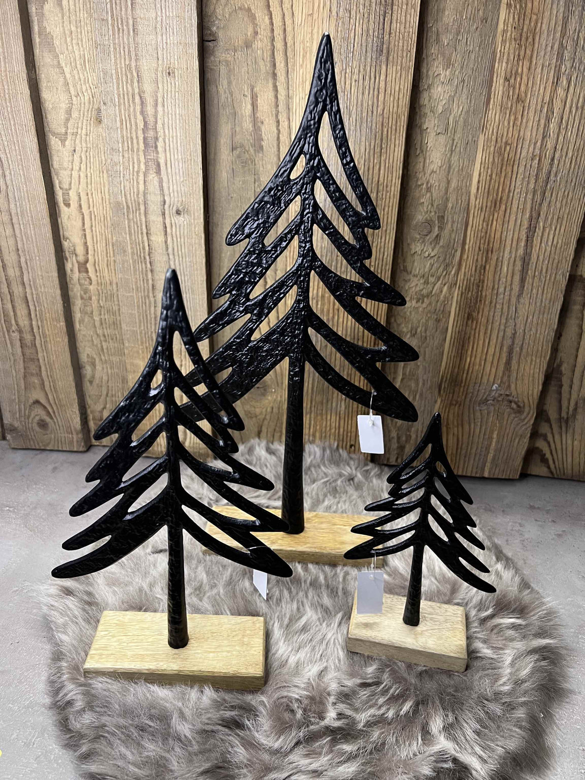 Metallbaum auf Holzsockel