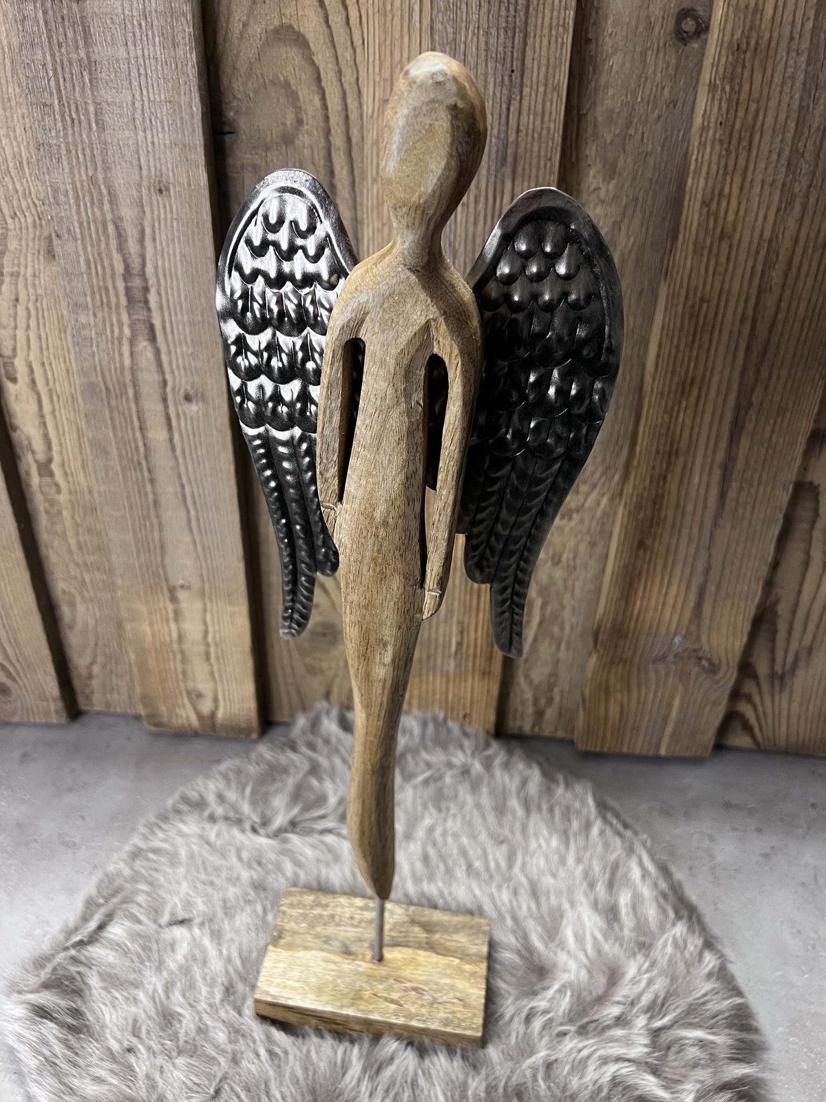Engelsfigur aus Holz und Metall